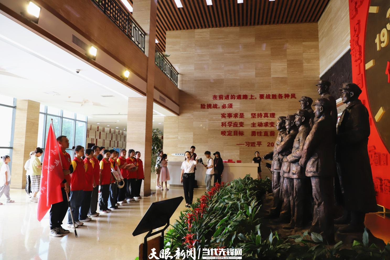 贵州食品工程职业学院三下乡社会实践服务队在猴场会议纪念馆参观学习 蔡文供图.png